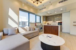 Chic 1 Bed Oasis in Azizi Riviera