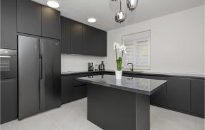 Amazing Home In Zmijavci