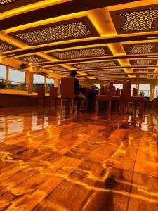 Dream Luxury Houseboat Awaits !