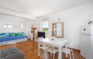 Lovely Apartment In Njivice With Wifi