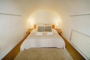 Central Courtyard Apartment - Pass the Keys