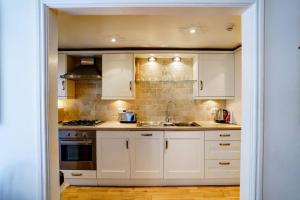 Central Courtyard Apartment - Pass the Keys