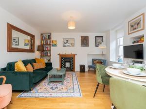 Central Courtyard Apartment - Pass the Keys