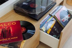 Good Vibe Studio near Metro - Garage, Air-Conditioning, Vinyl player