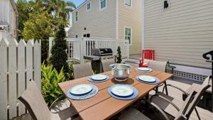 Duke of Catherine by Last Key Realty