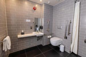 Standard Twin Room with Free Hot Breakfast - Accessible room in Holiday Inn Express - Manchester - TRAFFORDCITY an IHG Hotel