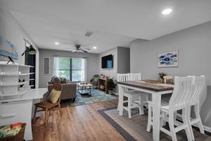 Summer Spot! Charming Beach Escape Lanai & Grill