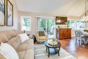Gilford Townhome with Lakefront Beach and Pool Access! - 3hvězdičkové hotely ve městě Gilford