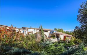 Maisons de vacances Beautiful Home In Salles Sous Bois : photos des chambres