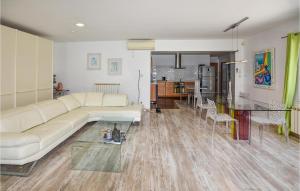 Nice Home In Sorgues With Kitchen