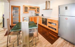 Maisons de vacances Nice Home In Sorgues With Kitchen : photos des chambres