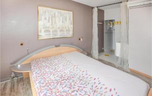 Maisons de vacances Nice Home In Sorgues With Kitchen : photos des chambres