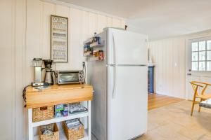 Bike to Private Beach Cape Cod Escape with Sunroom