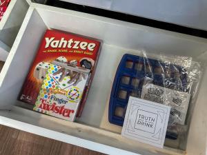 Apartment in Air Residences, Makati with wifi, Netflix, pool, mall and more