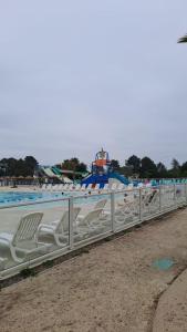 MH 229 2 chambres et 1 salle de bain dans camping 4 étoiles avec parc aquatique