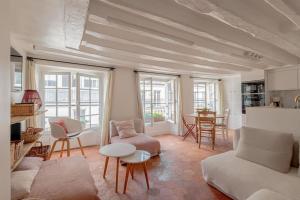 3 rooms, view on Paris roofs chic & cosy - 70 m2