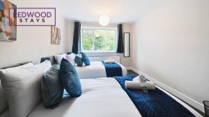 3-Bedroom Serviced House, Free Parking for 2 Cars, Free WiFi By Redwood Stays