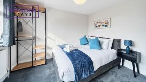 3-Bedroom Serviced House, Free Parking for 2 Cars, Free WiFi By Redwood Stays