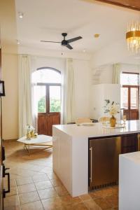 Best Location-fancy Apartment In Cascoviejo