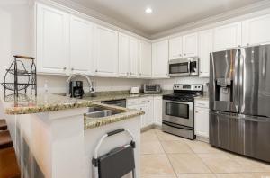 Captivating 4 bedroom House with Double Balconies and a Community Pool-Angler Villas 3