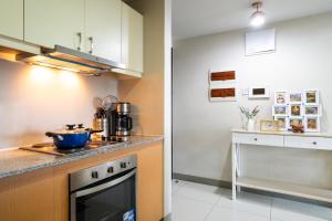 2BR 2TB Uptown Parksuites BGC Balcony,fast WiFi,Washer