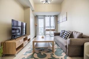 2BR 2TB Uptown Parksuites BGC Balcony,fast WiFi,Washer