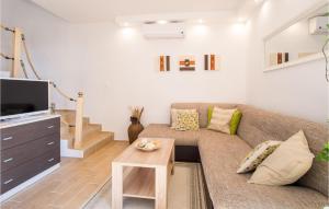 2 Bedroom Amazing Home In Sveti Vid 