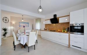 Awesome Home In Galizana