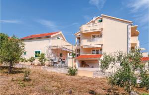 Three-Bedroom Holiday Home In Sutivan