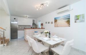 Three-Bedroom Holiday Home In Sutivan