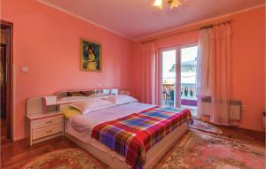 3 Bedroom Pet Friendly Apartment In Mundanije 