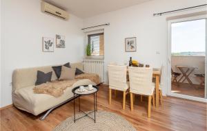 1 Bedroom Cozy Apartment In Valbandon