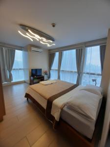 Bonifacio global city one uptown residence-2 Bedroom