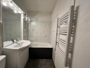 Appartements Studio 3 pers. au pied des pistes avec balcon expose sud, draps fournis, proche commerces - FR-1-508-76 : photos des chambres