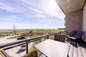 Wellenreiter - 5-Sterne Ferienwohnung mit Südbalkon und Boddenblick
