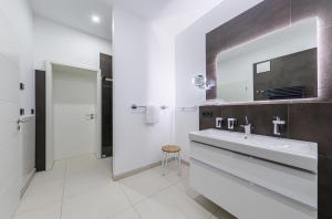 Wellenreiter - 5-Sterne Ferienwohnung mit Südbalkon und Boddenblick