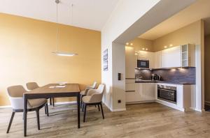 Ostseeglück - 5-Sterne-Ferienwohnung mit Südbalkon und Blick zum Saaler Bodden