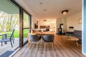 Lotusblume - 5 Sterne Ferienunterkunft mit möblierter Terrasse am Krakower See - Dobbin