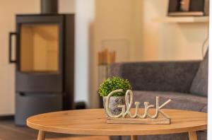 Lotusblume - 5 Sterne Ferienunterkunft mit möblierter Terrasse am Krakower See