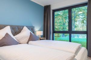 Lotusblume - 5 Sterne Ferienunterkunft mit möblierter Terrasse am Krakower See