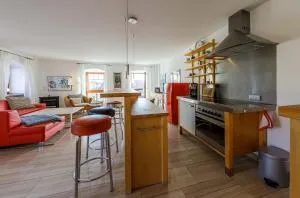 Hafenloge - helle Ferienwohnung mit fantastischen Blick auf den Warener Hafen und die Binnenmüritz - Bredenfelde