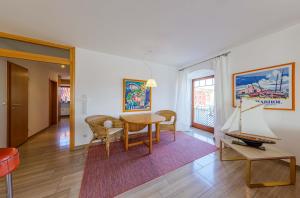 Hafenloge - helle Ferienwohnung mit fantastischen Blick auf den Warener Hafen und die Binnenmüritz