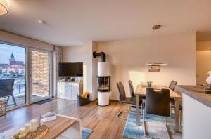 Müritz Charme - Apartment in der Hafenresidenz mit Wasserblick & Kamin - 4-star hotels in Waren