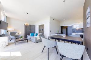 Große Welle - Moderne 2,5-Zimmer Ferienwohnung mit Südbalkon und Boddenblick - 4-star hotels in Wustrow