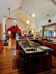 Framadani estate - Villa with a pool and Or thatch roof Cabin