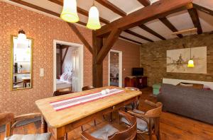 Ferienwohnung Lilie mit Balkon in einer geschmackvoll sanierten Backsteinmühle