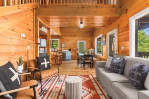 Mountain Retreat HotTub Pool PingPong Fireplace