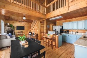 Mountain Retreat HotTub Pool PingPong Fireplace