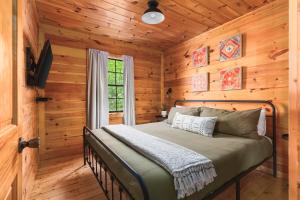 Mountain Retreat HotTub Pool PingPong Fireplace