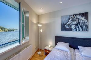 Seaside House - Ferienhaus mit privatem Bootsanleger, Terrasse und Wellness-Komfort direkt am Wasser
